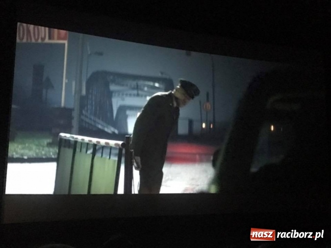 Zdjęcie w galerii na portalu naszraciborz.pl: Przejście graniczne w Chałupkach na wielkim ekranie - wczoraj odbył się przedpremierowy pokaz&nbsp;filmu Gwiazdy wiadomości z regionu