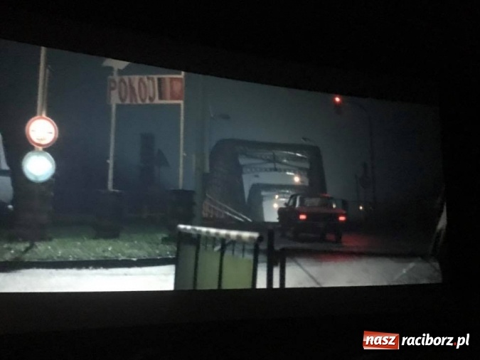 Zdjęcie w galerii na portalu naszraciborz.pl: Przejście graniczne w Chałupkach na wielkim ekranie - wczoraj odbył się przedpremierowy pokaz&nbsp;filmu Gwiazdy wiadomości z regionu