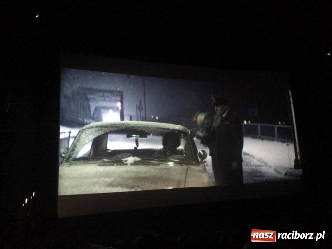 Zdjęcie w galerii na portalu naszraciborz.pl: Przejście graniczne w Chałupkach na wielkim ekranie - wczoraj odbył się przedpremierowy pokaz&nbsp;filmu Gwiazdy wiadomości z regionu