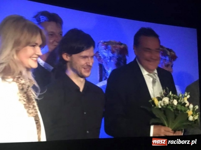 Zdjęcie w galerii na portalu naszraciborz.pl: Przejście graniczne w Chałupkach na wielkim ekranie - wczoraj odbył się przedpremierowy pokaz&nbsp;filmu Gwiazdy wiadomości z regionu