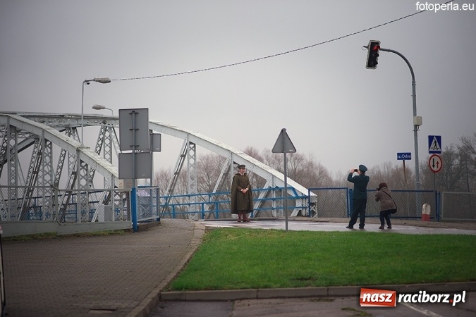 Zdjęcie w galerii na portalu naszraciborz.pl: Przejście graniczne w Chałupkach na wielkim ekranie - wczoraj odbył się przedpremierowy pokaz&nbsp;filmu Gwiazdy wiadomości z regionu
