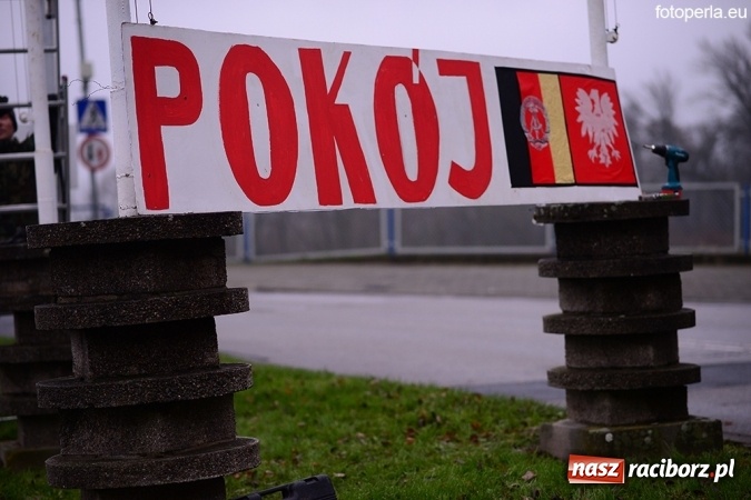 Zdjęcie w galerii na portalu naszraciborz.pl: Przejście graniczne w Chałupkach na wielkim ekranie - wczoraj odbył się przedpremierowy pokaz&nbsp;filmu Gwiazdy wiadomości z regionu