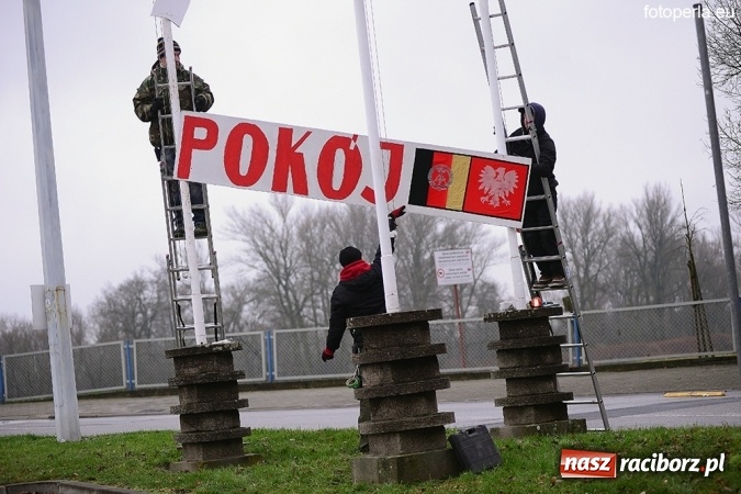 Zdjęcie w galerii na portalu naszraciborz.pl: Przejście graniczne w Chałupkach na wielkim ekranie - wczoraj odbył się przedpremierowy pokaz&nbsp;filmu Gwiazdy wiadomości z regionu