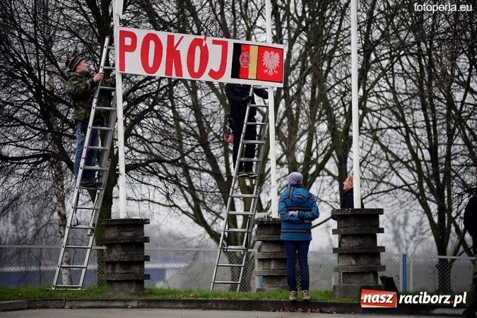 Zdjęcie w galerii na portalu naszraciborz.pl: Przejście graniczne w Chałupkach na wielkim ekranie - wczoraj odbył się przedpremierowy pokaz&nbsp;filmu Gwiazdy wiadomości z regionu