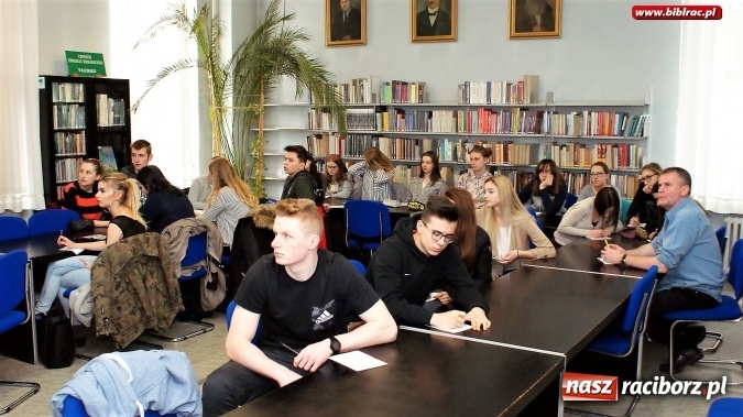 Zdjęcie w galerii na portalu naszraciborz.pl: Warsztaty o (anty)dyskryminowaniu w raciborskiej bibliotece  wiadomości z regionu