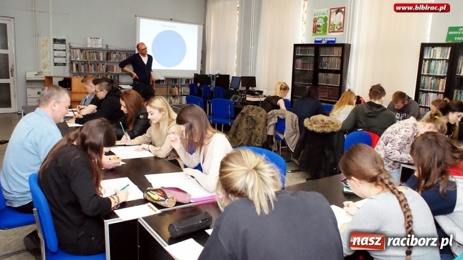 Zdjęcie w galerii na portalu naszraciborz.pl: Warsztaty o (anty)dyskryminowaniu w raciborskiej bibliotece  wiadomości z regionu