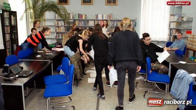 Zdjęcie w galerii na portalu naszraciborz.pl: Warsztaty o (anty)dyskryminowaniu w raciborskiej bibliotece  wiadomości z regionu