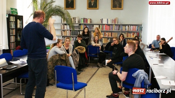 Zdjęcie w galerii na portalu naszraciborz.pl: Warsztaty o (anty)dyskryminowaniu w raciborskiej bibliotece  wiadomości z regionu