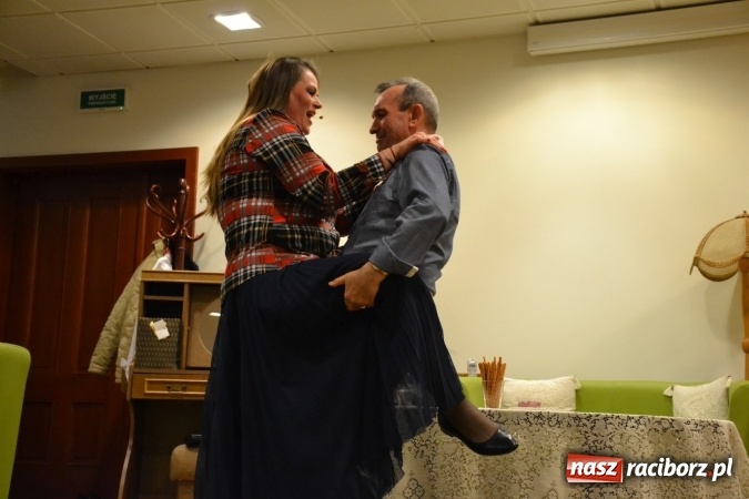 Zdjęcie w galerii na portalu naszraciborz.pl: Członkowie SITG Oddział w Rybniku wzięli udział w spektaklu Rozmówki na linii wiadomości z regionu