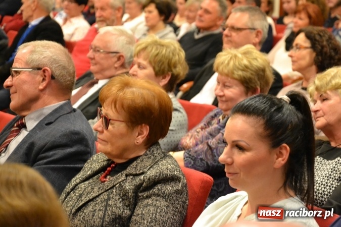 Zdjęcie w galerii na portalu naszraciborz.pl: Członkowie SITG Oddział w Rybniku wzięli udział w spektaklu Rozmówki na linii wiadomości z regionu