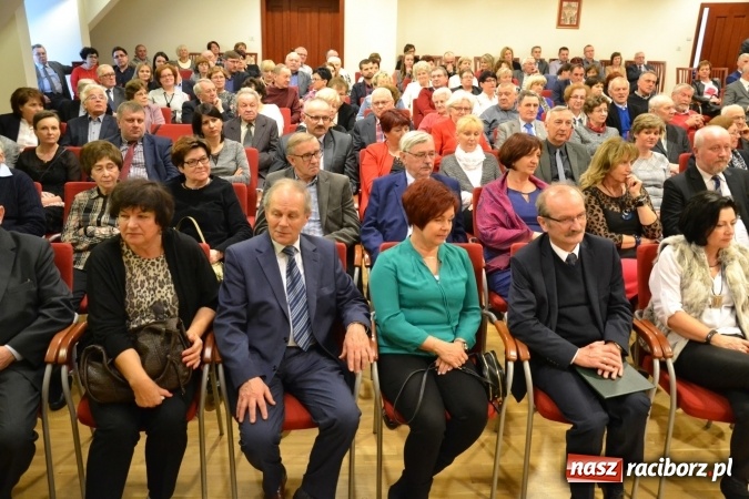 Zdjęcie w galerii na portalu naszraciborz.pl: Członkowie SITG Oddział w Rybniku wzięli udział w spektaklu Rozmówki na linii wiadomości z regionu