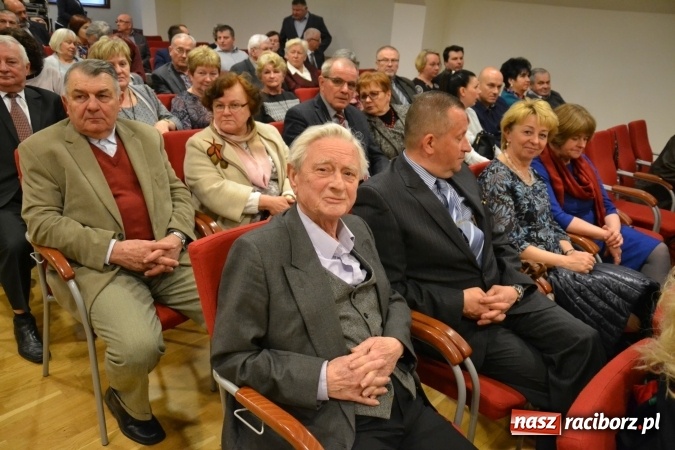 Zdjęcie w galerii na portalu naszraciborz.pl: Członkowie SITG Oddział w Rybniku wzięli udział w spektaklu Rozmówki na linii wiadomości z regionu