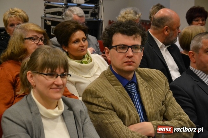 Zdjęcie w galerii na portalu naszraciborz.pl: Członkowie SITG Oddział w Rybniku wzięli udział w spektaklu Rozmówki na linii wiadomości z regionu