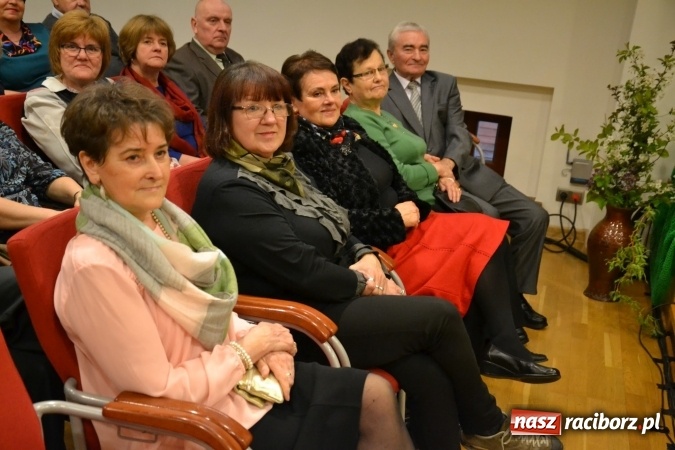 Zdjęcie w galerii na portalu naszraciborz.pl: Członkowie SITG Oddział w Rybniku wzięli udział w spektaklu Rozmówki na linii wiadomości z regionu