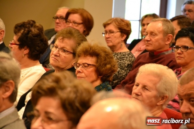 Zdjęcie w galerii na portalu naszraciborz.pl: Członkowie SITG Oddział w Rybniku wzięli udział w spektaklu Rozmówki na linii wiadomości z regionu