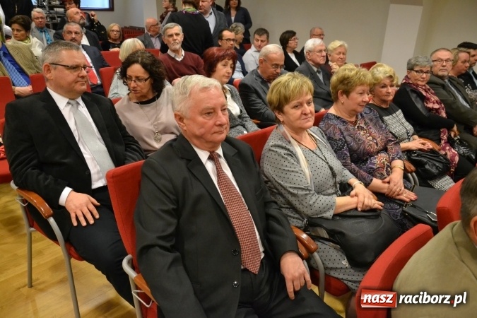 Zdjęcie w galerii na portalu naszraciborz.pl: Członkowie SITG Oddział w Rybniku wzięli udział w spektaklu Rozmówki na linii wiadomości z regionu
