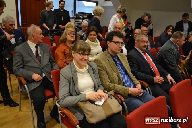 Zdjęcie w galerii na portalu naszraciborz.pl: Członkowie SITG Oddział w Rybniku wzięli udział w spektaklu Rozmówki na linii wiadomości z regionu