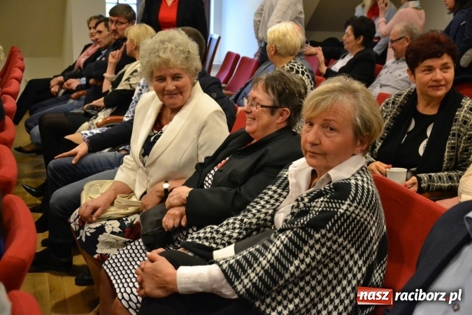 Zdjęcie w galerii na portalu naszraciborz.pl: Członkowie SITG Oddział w Rybniku wzięli udział w spektaklu Rozmówki na linii wiadomości z regionu