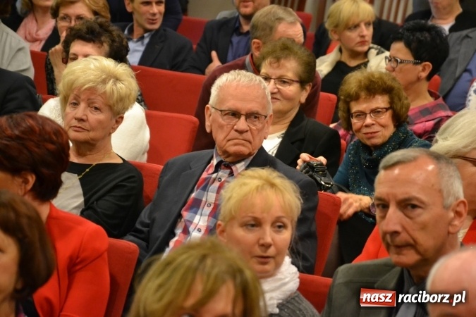 Zdjęcie w galerii na portalu naszraciborz.pl: Członkowie SITG Oddział w Rybniku wzięli udział w spektaklu Rozmówki na linii wiadomości z regionu