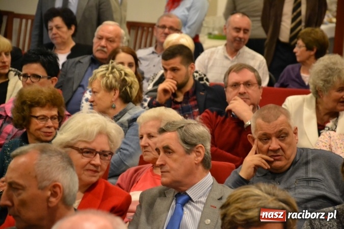 Zdjęcie w galerii na portalu naszraciborz.pl: Członkowie SITG Oddział w Rybniku wzięli udział w spektaklu Rozmówki na linii wiadomości z regionu