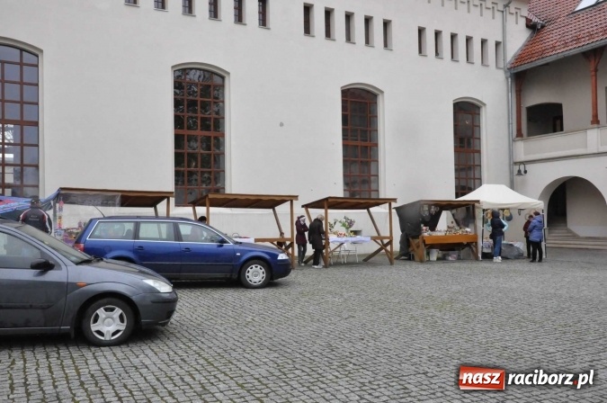 Zdjęcie w galerii na portalu naszraciborz.pl: Pogoda rankiem przestraszyła, ale zamkowy jarmark ruszył  wiadomości z regionu