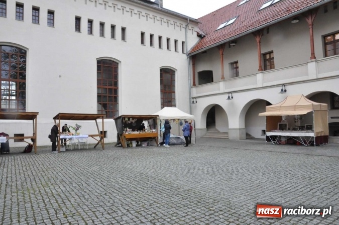 Zdjęcie w galerii na portalu naszraciborz.pl: Pogoda rankiem przestraszyła, ale zamkowy jarmark ruszył  wiadomości z regionu
