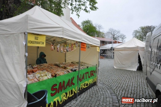 Zdjęcie w galerii na portalu naszraciborz.pl: Pogoda rankiem przestraszyła, ale zamkowy jarmark ruszył  wiadomości z regionu