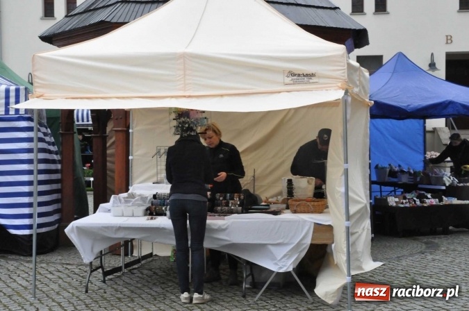 Zdjęcie w galerii na portalu naszraciborz.pl: Pogoda rankiem przestraszyła, ale zamkowy jarmark ruszył  wiadomości z regionu