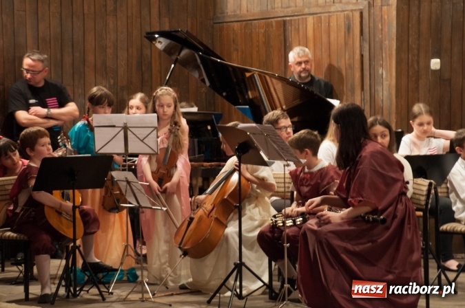 Zdjęcie w galerii na portalu naszraciborz.pl: Śpiąca Królewna na Dzień Otwartych Drzwi w szkole muzycznej wiadomości z regionu