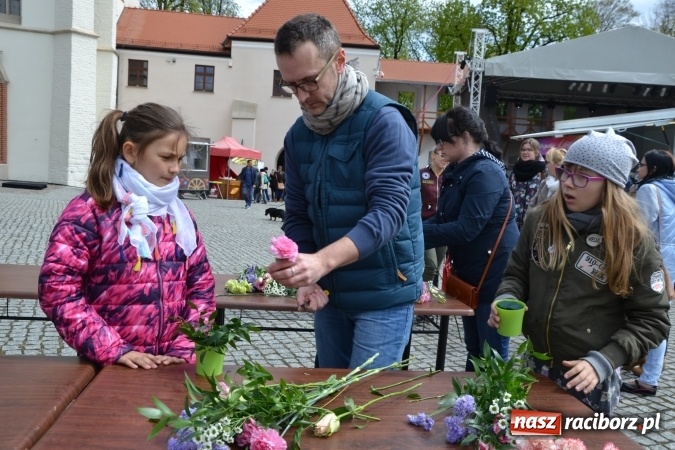 Zdjęcie w galerii na portalu naszraciborz.pl: V Zamkowy Jarmark kwiatów, żywności ekologicznej i rękodzieła na Zamku Piastowskim za nami  wiadomości z regionu