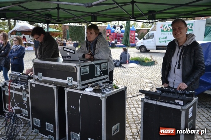 Zdjęcie w galerii na portalu naszraciborz.pl: V Zamkowy Jarmark kwiatów, żywności ekologicznej i rękodzieła na Zamku Piastowskim za nami  wiadomości z regionu