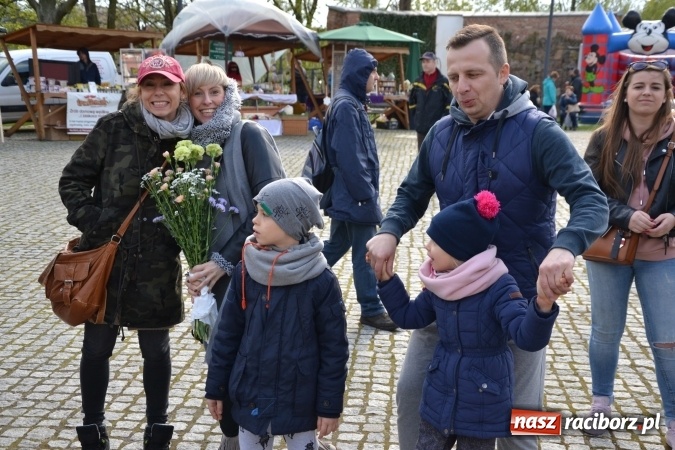 Zdjęcie w galerii na portalu naszraciborz.pl: V Zamkowy Jarmark kwiatów, żywności ekologicznej i rękodzieła na Zamku Piastowskim za nami  wiadomości z regionu