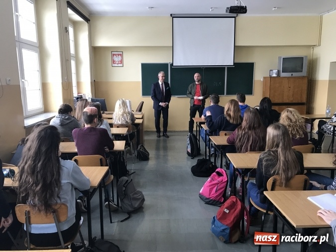 Zdjęcie w galerii na portalu naszraciborz.pl: Lekcja obywatelska z prezydentem w II LO  wiadomości z regionu