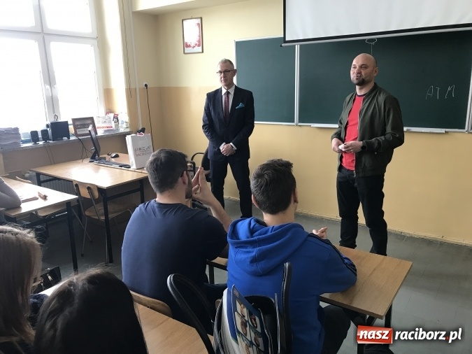 Zdjęcie w galerii na portalu naszraciborz.pl: Lekcja obywatelska z prezydentem w II LO  wiadomości z regionu