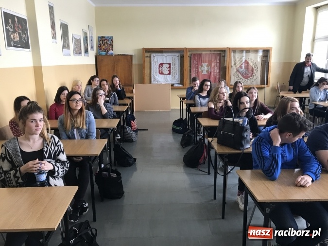 Zdjęcie w galerii na portalu naszraciborz.pl: Lekcja obywatelska z prezydentem w II LO  wiadomości z regionu