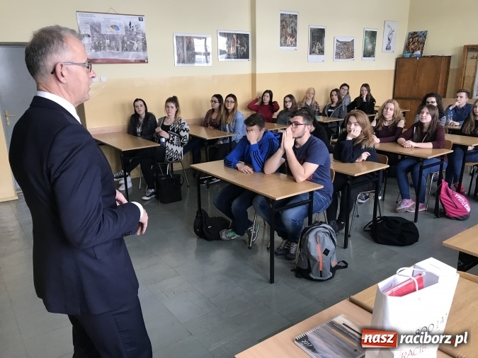 Zdjęcie w galerii na portalu naszraciborz.pl: Lekcja obywatelska z prezydentem w II LO  wiadomości z regionu