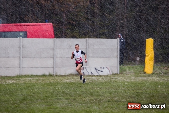 Zdjęcie w galerii na portalu naszraciborz.pl: Mateusz Wolnik zwycięzcą II P&oacute;łmaratonu Leśnego Rafamet 2017 w Kuźni Raciborskiej wiadomości z regionu