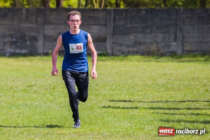 Zdjęcie w galerii na portalu naszraciborz.pl: Mateusz Wolnik zwycięzcą II P&oacute;łmaratonu Leśnego Rafamet 2017 w Kuźni Raciborskiej wiadomości z regionu