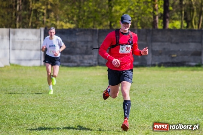 Zdjęcie w galerii na portalu naszraciborz.pl: Mateusz Wolnik zwycięzcą II P&oacute;łmaratonu Leśnego Rafamet 2017 w Kuźni Raciborskiej wiadomości z regionu