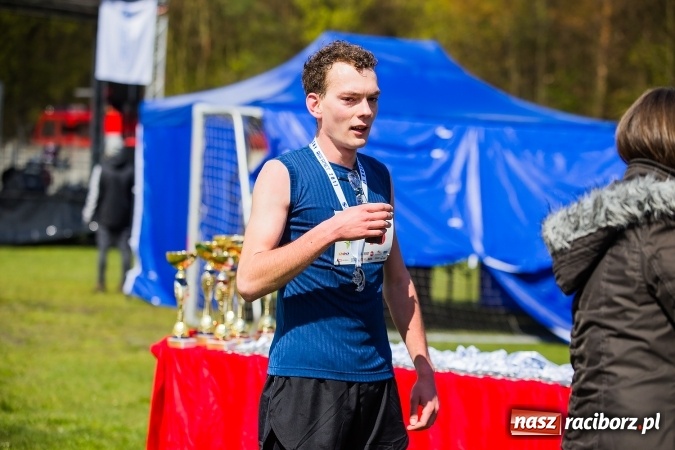 Zdjęcie w galerii na portalu naszraciborz.pl: Mateusz Wolnik zwycięzcą II P&oacute;łmaratonu Leśnego Rafamet 2017 w Kuźni Raciborskiej wiadomości z regionu