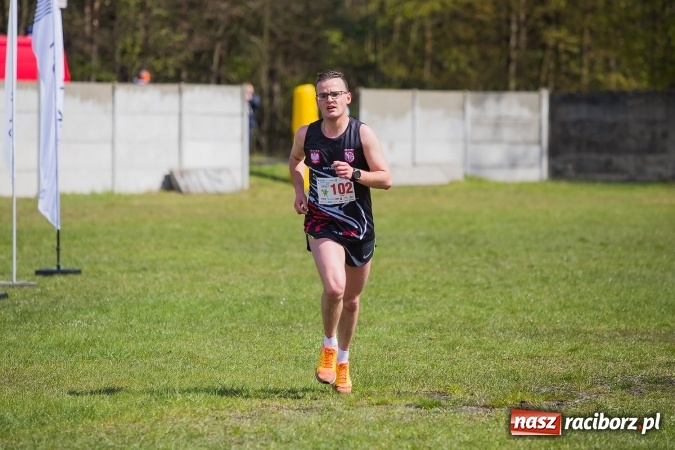 Zdjęcie w galerii na portalu naszraciborz.pl: Mateusz Wolnik zwycięzcą II P&oacute;łmaratonu Leśnego Rafamet 2017 w Kuźni Raciborskiej wiadomości z regionu