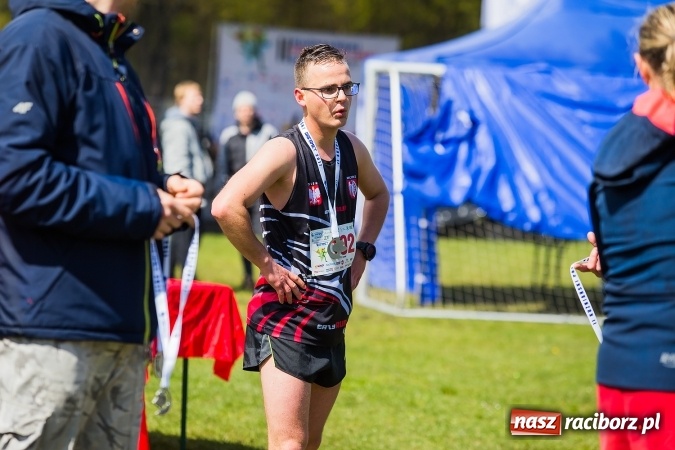 Zdjęcie w galerii na portalu naszraciborz.pl: Mateusz Wolnik zwycięzcą II P&oacute;łmaratonu Leśnego Rafamet 2017 w Kuźni Raciborskiej wiadomości z regionu
