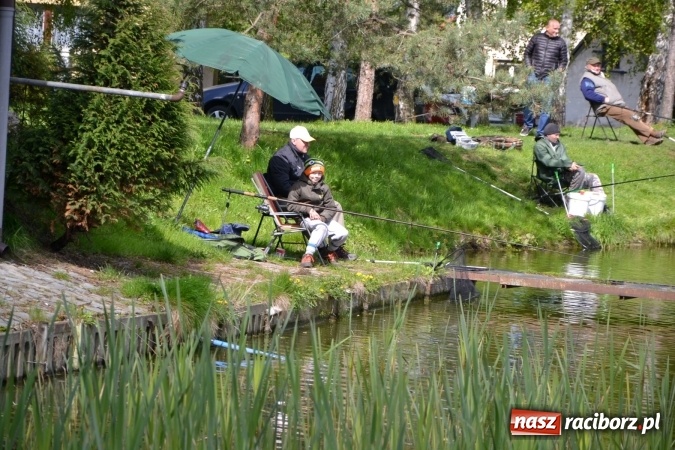 Zdjęcie w galerii na portalu naszraciborz.pl: Deszcz, grad, wiatr, czasem słońce na otwarcie sezonu wędkarskiego w Tworkowie  wiadomości z regionu