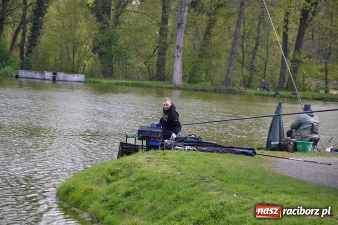 Zdjęcie w galerii na portalu naszraciborz.pl: Deszcz, grad, wiatr, czasem słońce na otwarcie sezonu wędkarskiego w Tworkowie  wiadomości z regionu