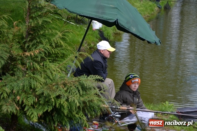 Zdjęcie w galerii na portalu naszraciborz.pl: Deszcz, grad, wiatr, czasem słońce na otwarcie sezonu wędkarskiego w Tworkowie  wiadomości z regionu