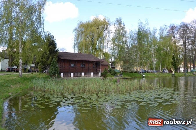Zdjęcie w galerii na portalu naszraciborz.pl: Deszcz, grad, wiatr, czasem słońce na otwarcie sezonu wędkarskiego w Tworkowie  wiadomości z regionu