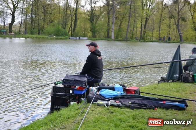 Zdjęcie w galerii na portalu naszraciborz.pl: Deszcz, grad, wiatr, czasem słońce na otwarcie sezonu wędkarskiego w Tworkowie  wiadomości z regionu