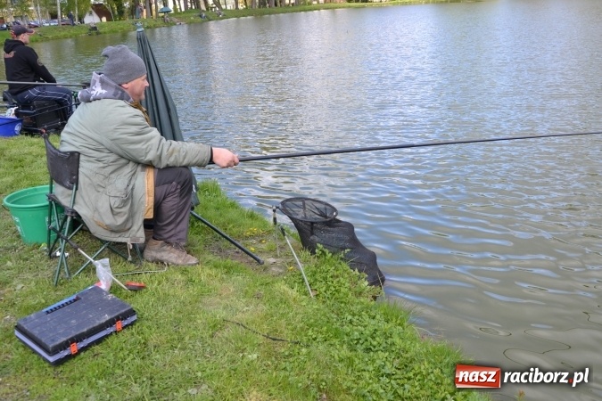Zdjęcie w galerii na portalu naszraciborz.pl: Deszcz, grad, wiatr, czasem słońce na otwarcie sezonu wędkarskiego w Tworkowie  wiadomości z regionu