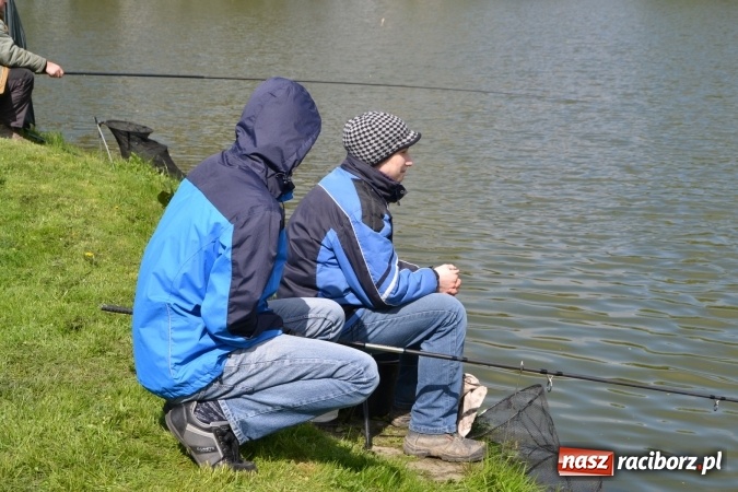Zdjęcie w galerii na portalu naszraciborz.pl: Deszcz, grad, wiatr, czasem słońce na otwarcie sezonu wędkarskiego w Tworkowie  wiadomości z regionu
