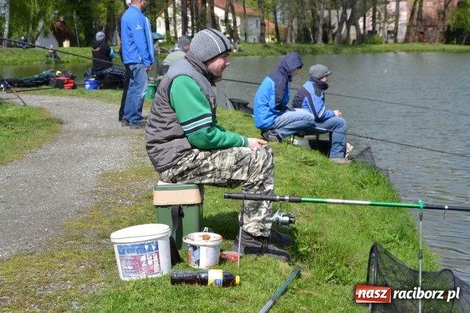 Zdjęcie w galerii na portalu naszraciborz.pl: Deszcz, grad, wiatr, czasem słońce na otwarcie sezonu wędkarskiego w Tworkowie  wiadomości z regionu